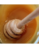 Dřevěná naběračka na med