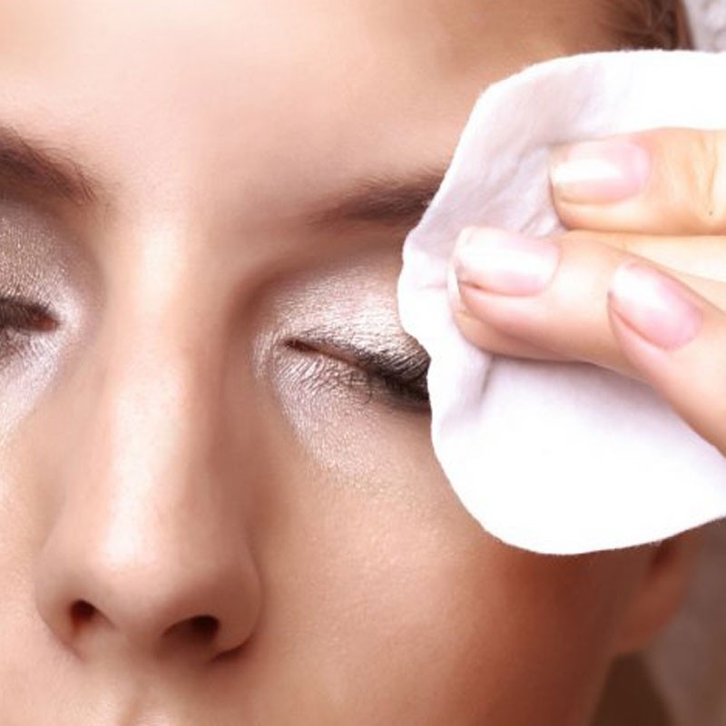 odstranění make-upu v oblasti očí